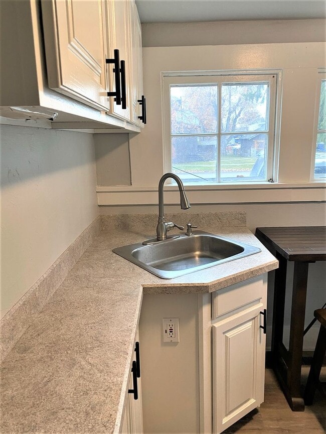 Building Photo - Newly Renovated Bedroom in Unbeatable Loca...