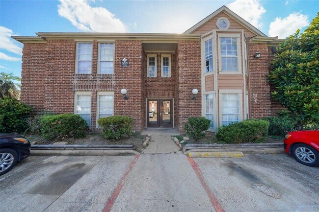 Building Photo - 12400 Overbrook Ln