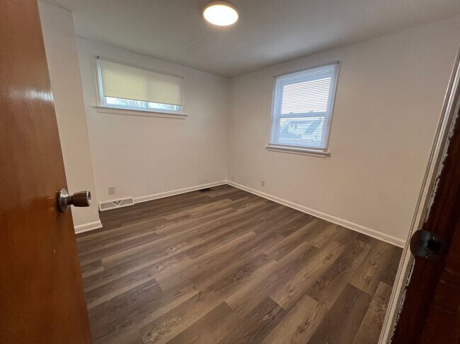 Foto del edificio - 512 Cayuga Rd