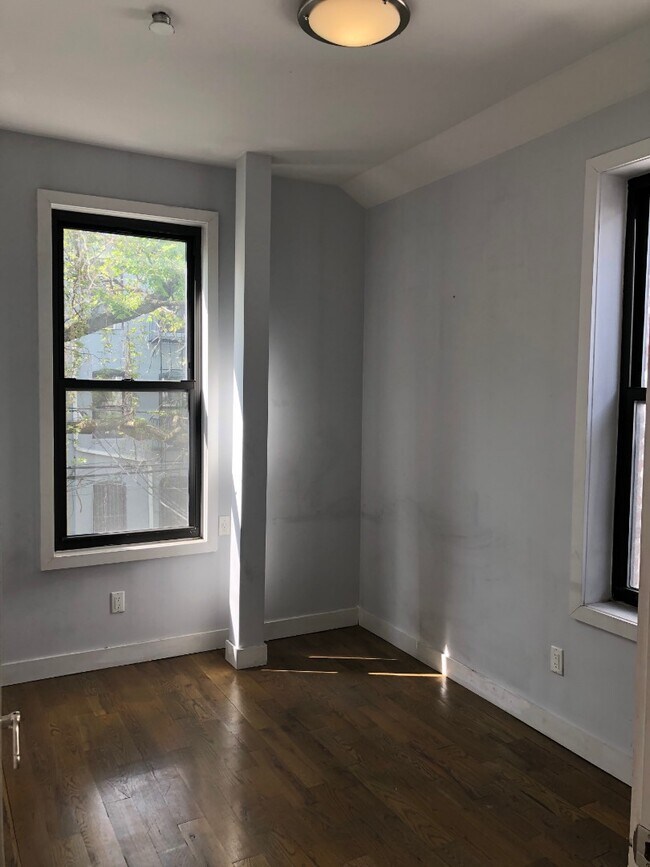 Building Photo - 321 Eldert St