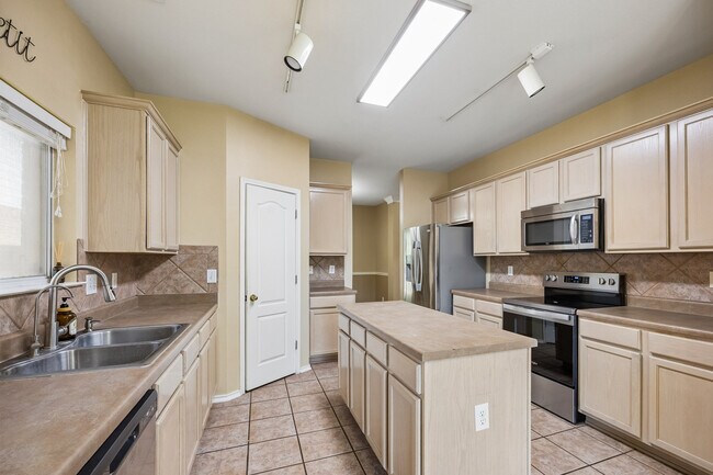 Building Photo - 121 Ozuna Dr