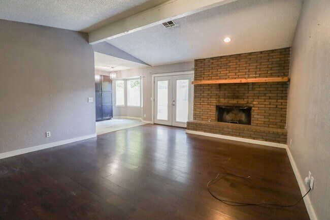 Building Photo - 3 BED 2 BATH! Schedule a tour today!