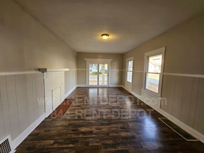 Foto del edificio - 703 Ravenswood Dr