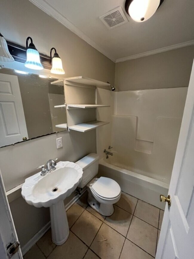 Building Photo - Renovated 4 Bedroom 1 Bath Home for Rent!