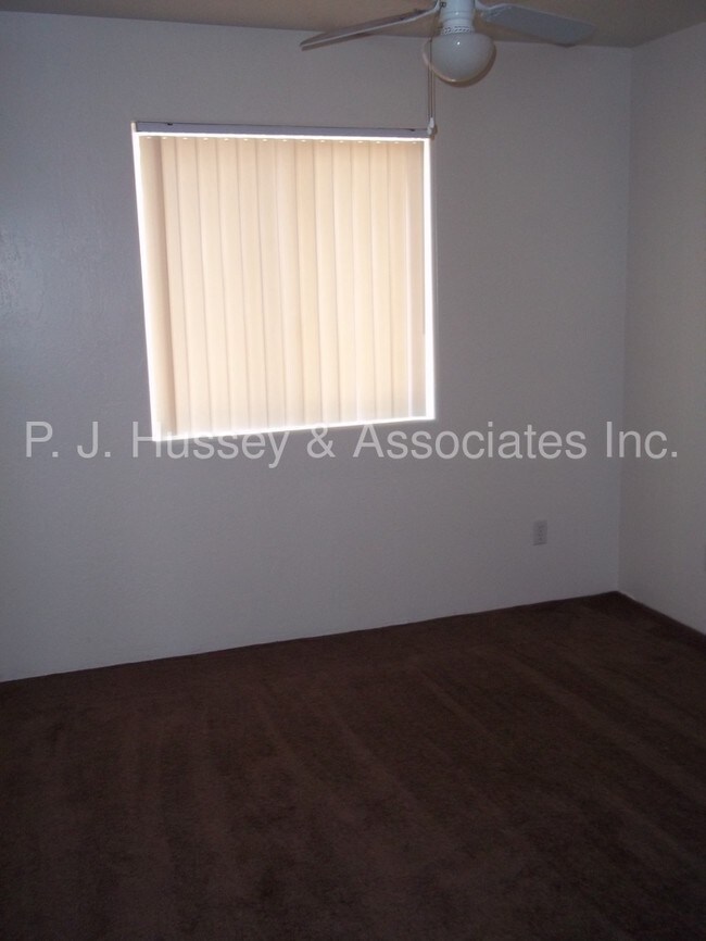 Building Photo - 3 BD 1 BA Single level  Duplex $975