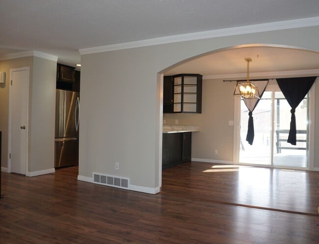 Building Photo - Quiet 4 Bedroom 2.5 Bath Taylorsville Home