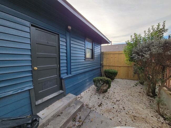 Building Photo - 835 W French Pl