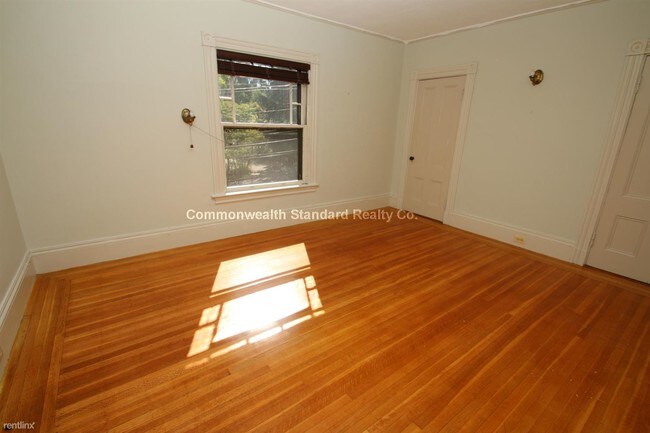 Building Photo - 611 Centre St