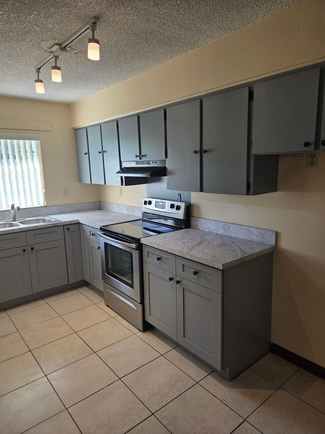 Foto del edificio - SPACIOUS 2 BEDROOM 1 BATH DUPLEX LOCATED I...