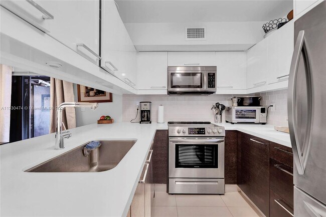 Building Photo - 2180 Brickell Ave