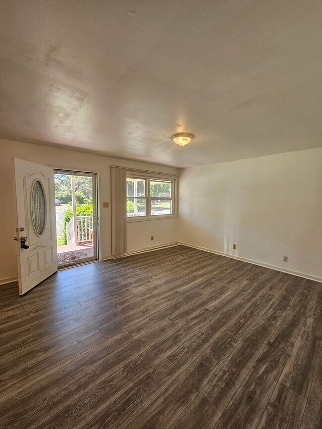 Building Photo - 906 Roosevelt Blvd