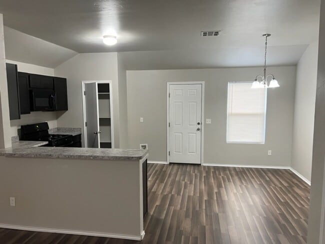 Foto del edificio - Updated Flooring and Paint - Mustang Schools