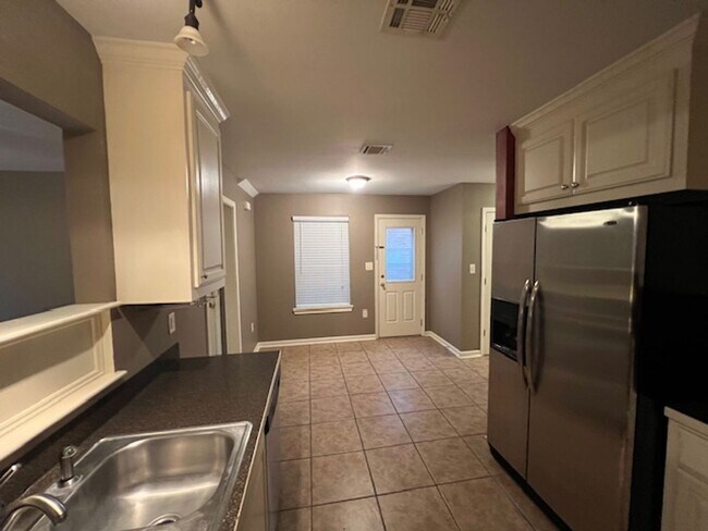 Foto del edificio - $99 Move In Special! 3 bedroom/ 2 Bath Tow...