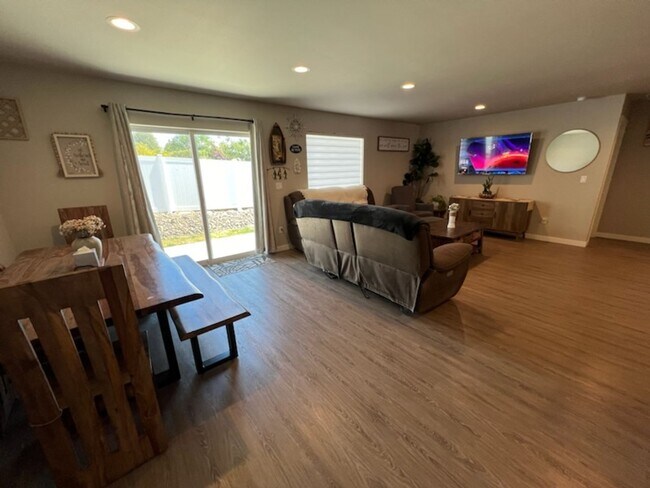 Foto del edificio - 3 bed/2 bath rambler style home! Double ga...
