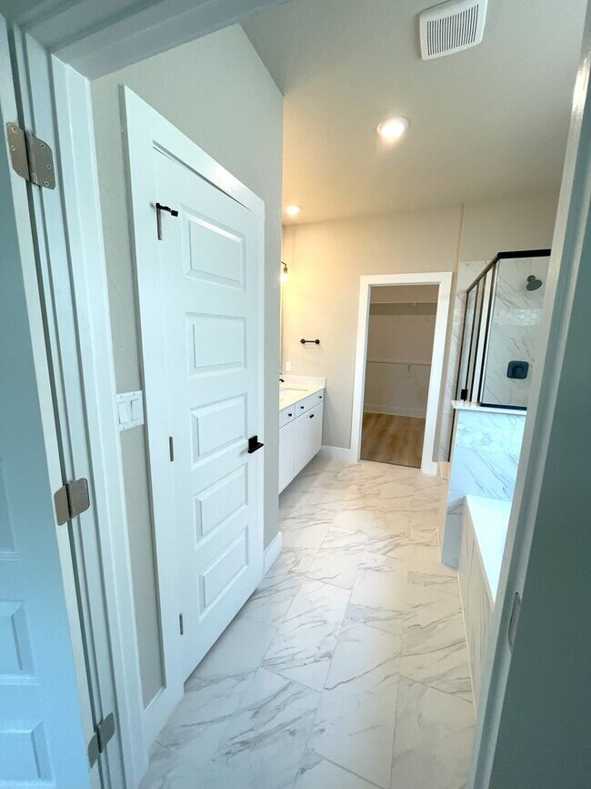 Building Photo - Gorgeous 4-Bed/3.5 bath in Big Sky Ranch -...