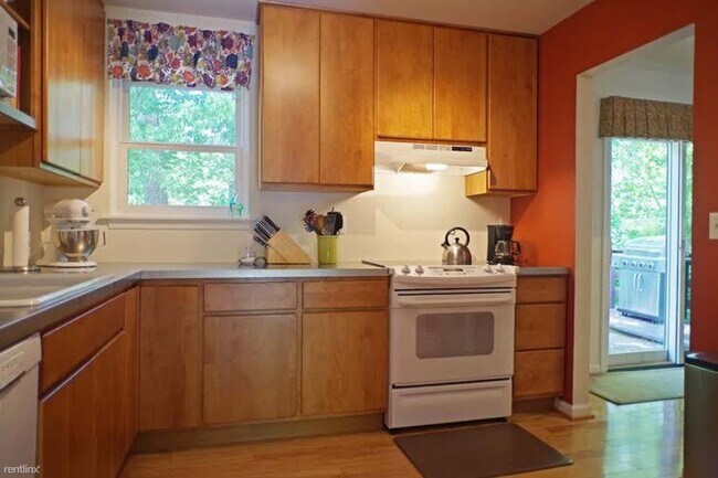 Building Photo - 4 br, 1.5 bath House - 392 Wildwood Court