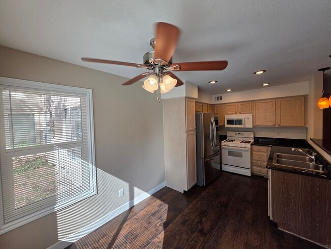 Building Photo - Welcome Home To Canyon Willow