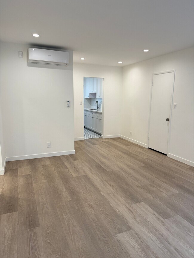Foto del edificio - 2140 Beachwood Dr