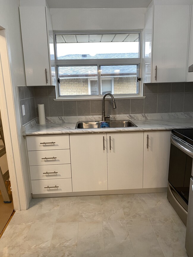 Building Photo - Newly RENOVATED- 2 BEDROOM 1 BATH with BAL...