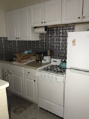 Kitchen - 401 S Aiken Ave