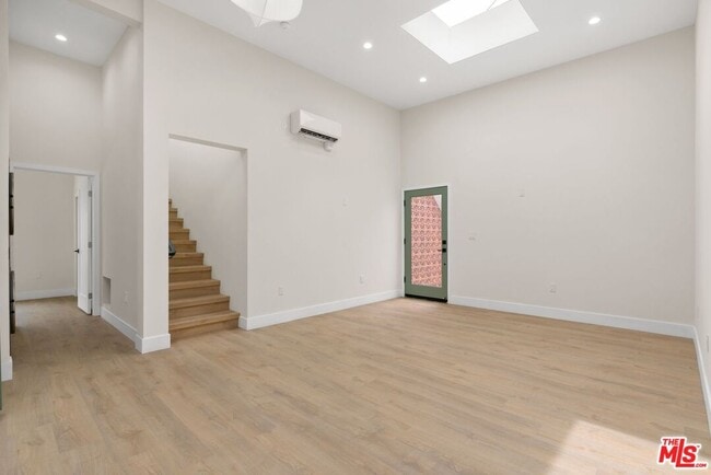 Building Photo - 8589 Rugby Dr