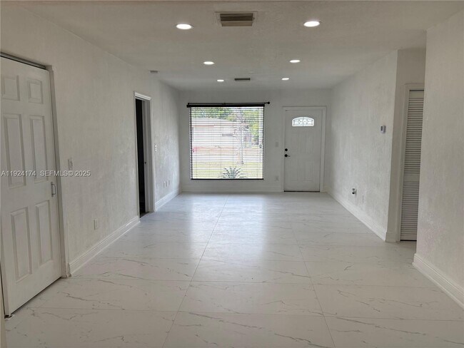 Foto del edificio - 3500 SW 36th St