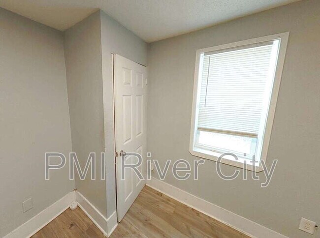 Building Photo - 1331 W 25th St