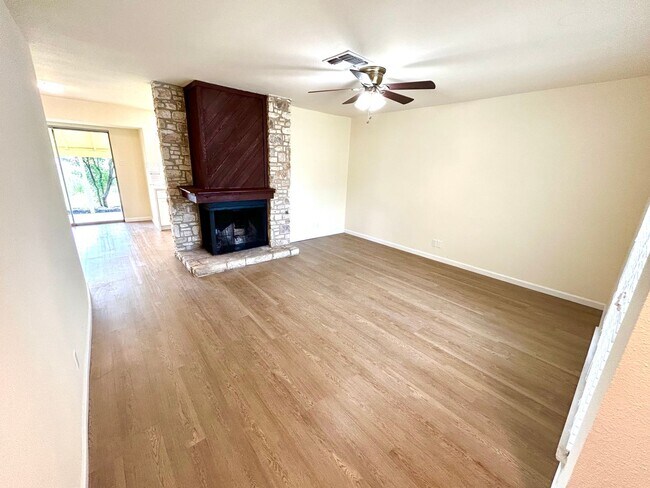 Foto del edificio - **COMING SOON** Newly Renovated 3 Bedroom ...