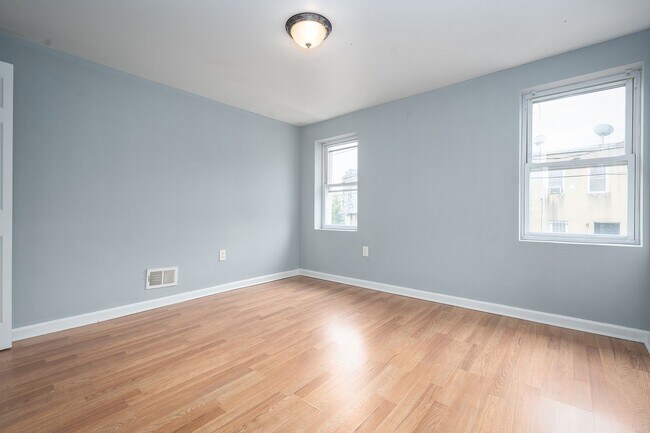 Foto del edificio - Two Bedroom Rental for Immediate Move In West Baltimore