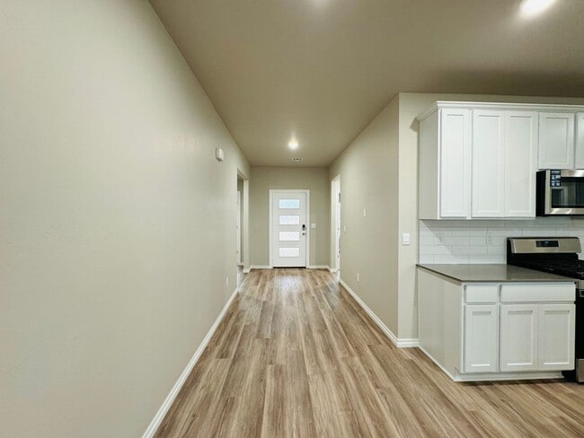 Building Photo - Deer Creek Schools + 4 Bedrooms + Newer Home in The Falling Springs Addition