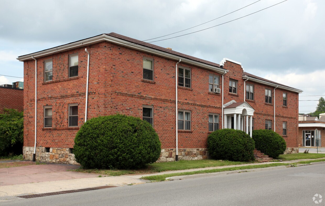 302 College Ave, Bluefield, WV 24701 Apartments in Bluefield, WV