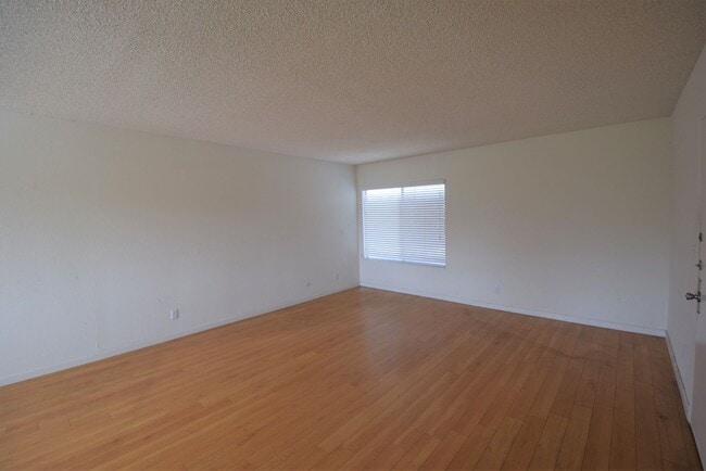 Foto del edificio - 4930 Whitsett Ave