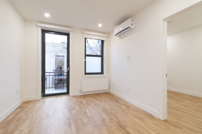 Building Photo - 2050 Av. Claremont