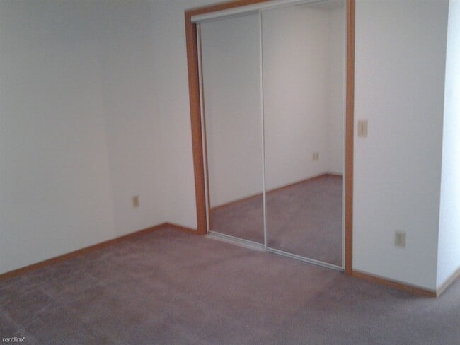 Building Photo - 4 br, 3.5 bath House - West Michigan Townh...