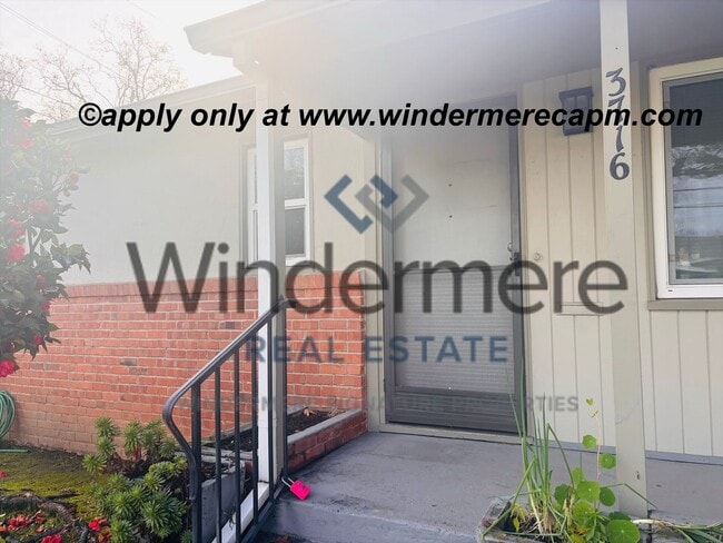 Building Photo - Unbeatable location! ! East Sac 2 bedroom 1 bath Duplex!!