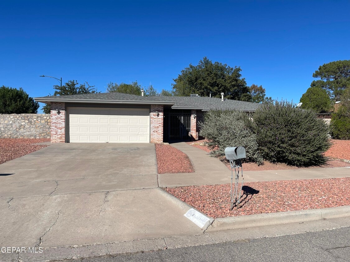 Foto principal - 1601 Charles Owens Dr