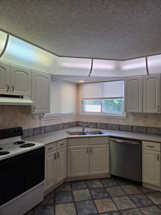 Building Photo - 86 Landeau Cir
