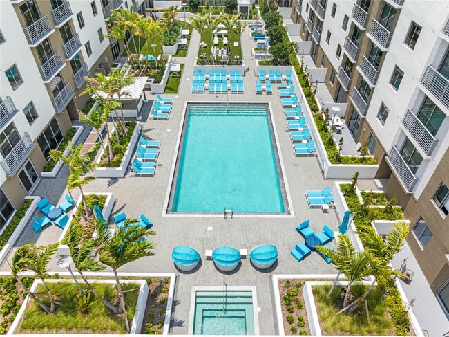 Building Photo - 200 NE 1st Ave