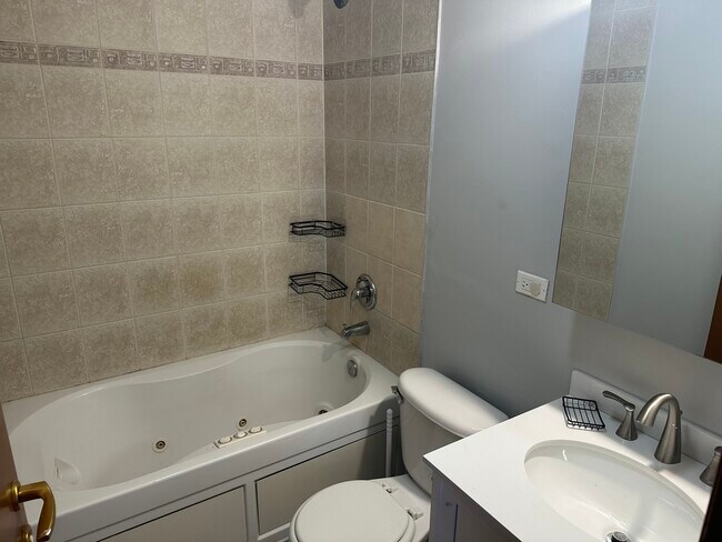 Foto del edificio - 6419 N Greenview Ave