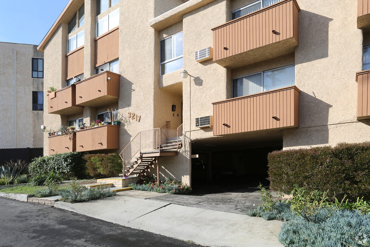 3217 Cheviot Vista Pl, Los Angeles, CA 90034 Apartments in Los