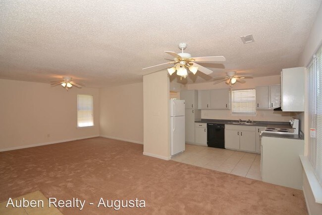 Building Photo - 2316 Hiwatha Dr