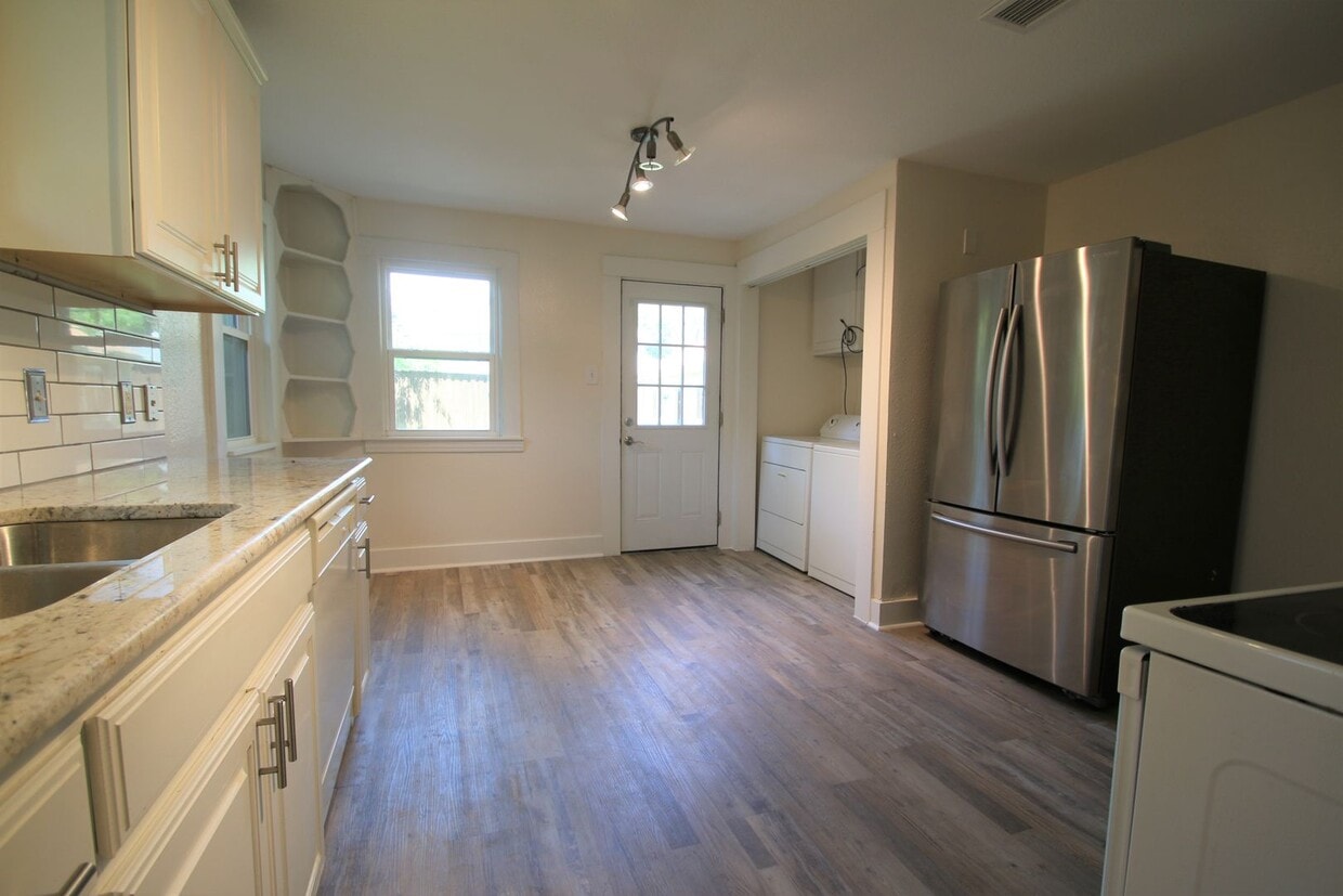 Primary Photo - (("Wake Up in a Home YOU Love")) 2/2 STUNN...