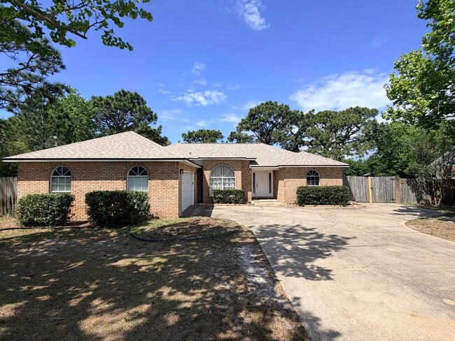 Building Photo - 1915 Sunrise Dr