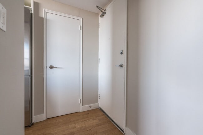 Building Photo - 190 Jameson Ave