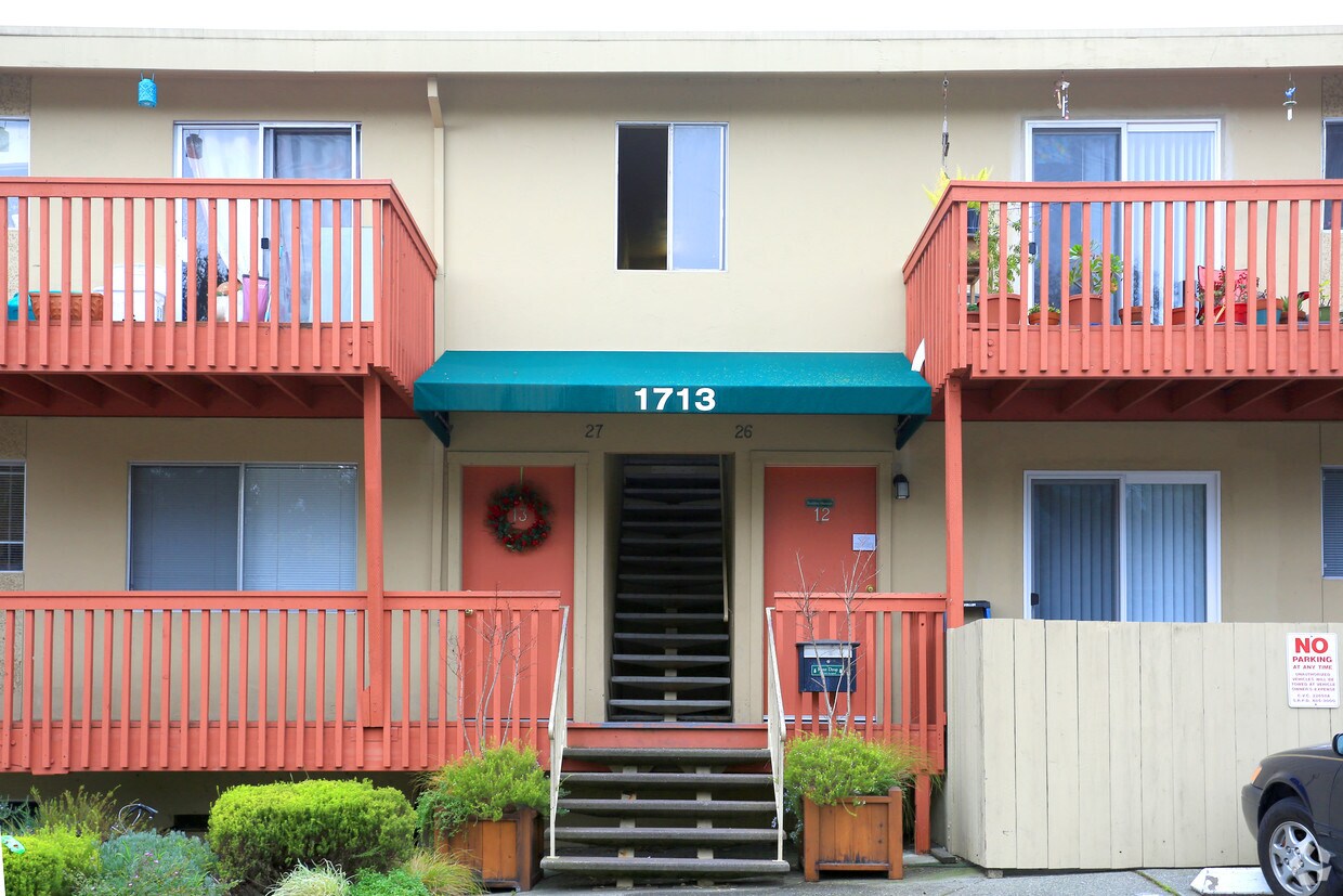 Entrada - Lincoln Vista Apartments