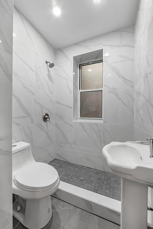 Foto del edificio - 327 E 10th St