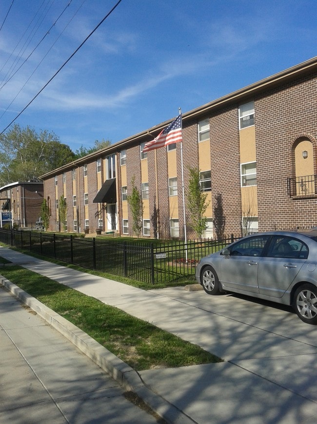 2050 Yale Ave, Maplewood, MO 63143 Apartment for Rent in Maplewood