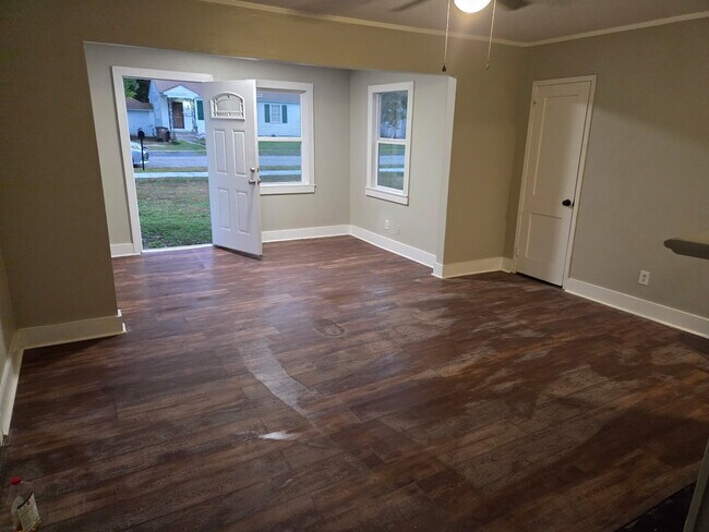 Building Photo - 2058 Holmes Dr