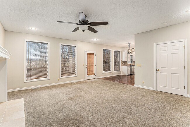 Foto del edificio - 4 Bed 5 Bath home creek view in back