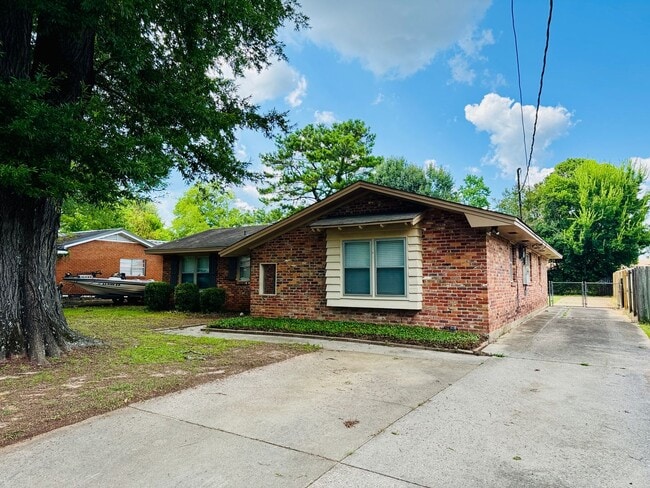 Building Photo - Check Out This 3 Bedroom / 2 Bathroom BRIC...